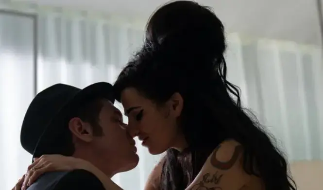 Amy_Winehouse_and_blake_back_to_black_kiss